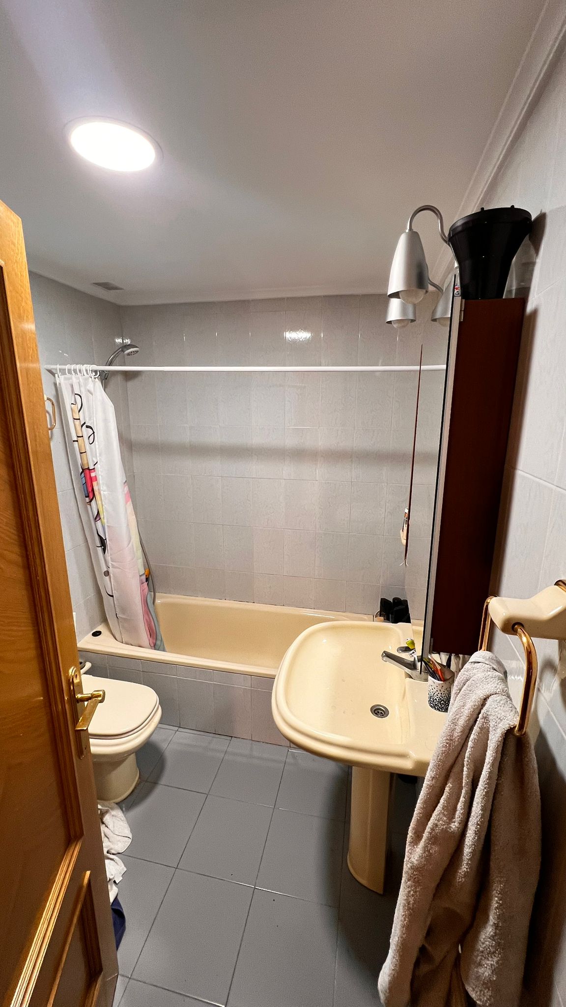 Baño antiguo antes de la reforma - azulejos grises, lavabo con pie