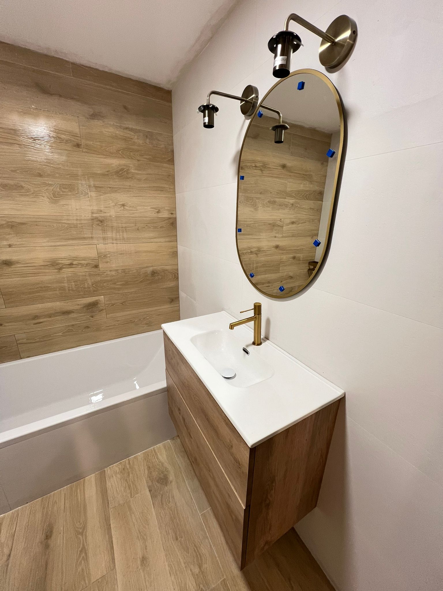 Baño moderno después de la reforma - mueble suspendido, espejo dorado